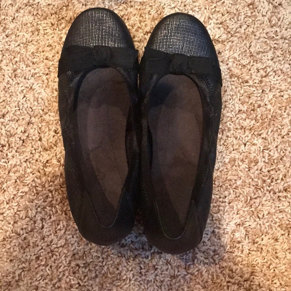 Black ballet flats with bows - Picture 1 of 3